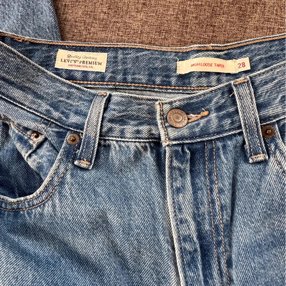 Levi's High Loose Taper Jeans in Size 28 - Picture 2 of 8